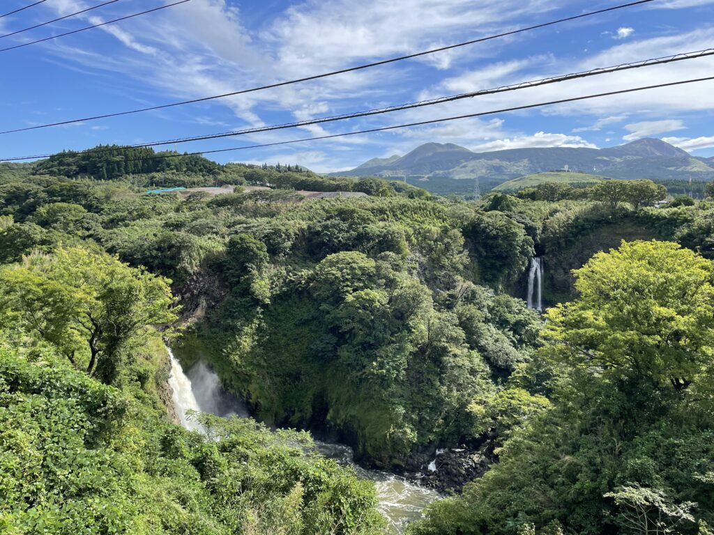 数鹿流ヶ滝(左)と白糸の滝(奥)の画像