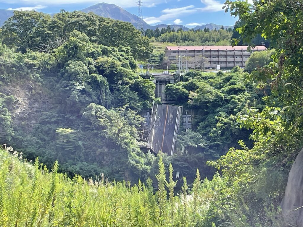 崩壊した阿蘇大橋の画像