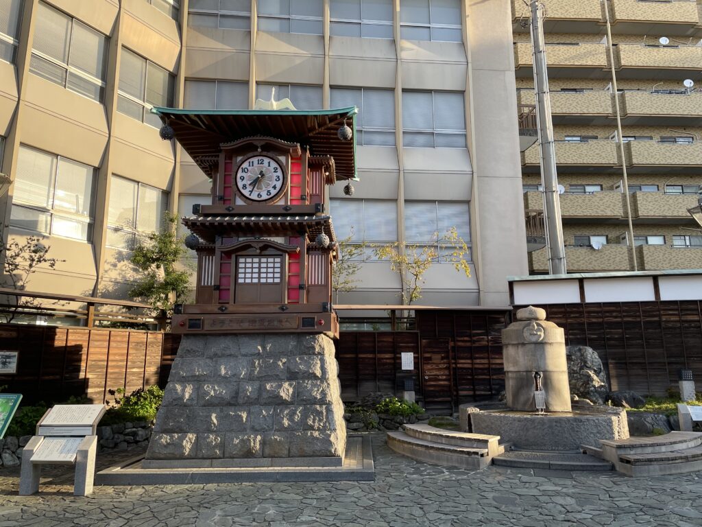 坊ちゃんカラクリ時計と足湯の画像