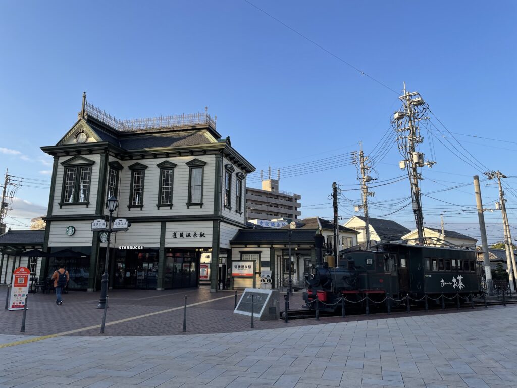 道後温泉駅と坊ちゃん列車の画像