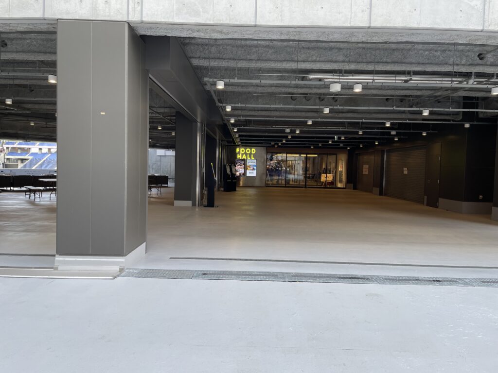 2階東側コンコース FOOD HALL 南側外広場の画像