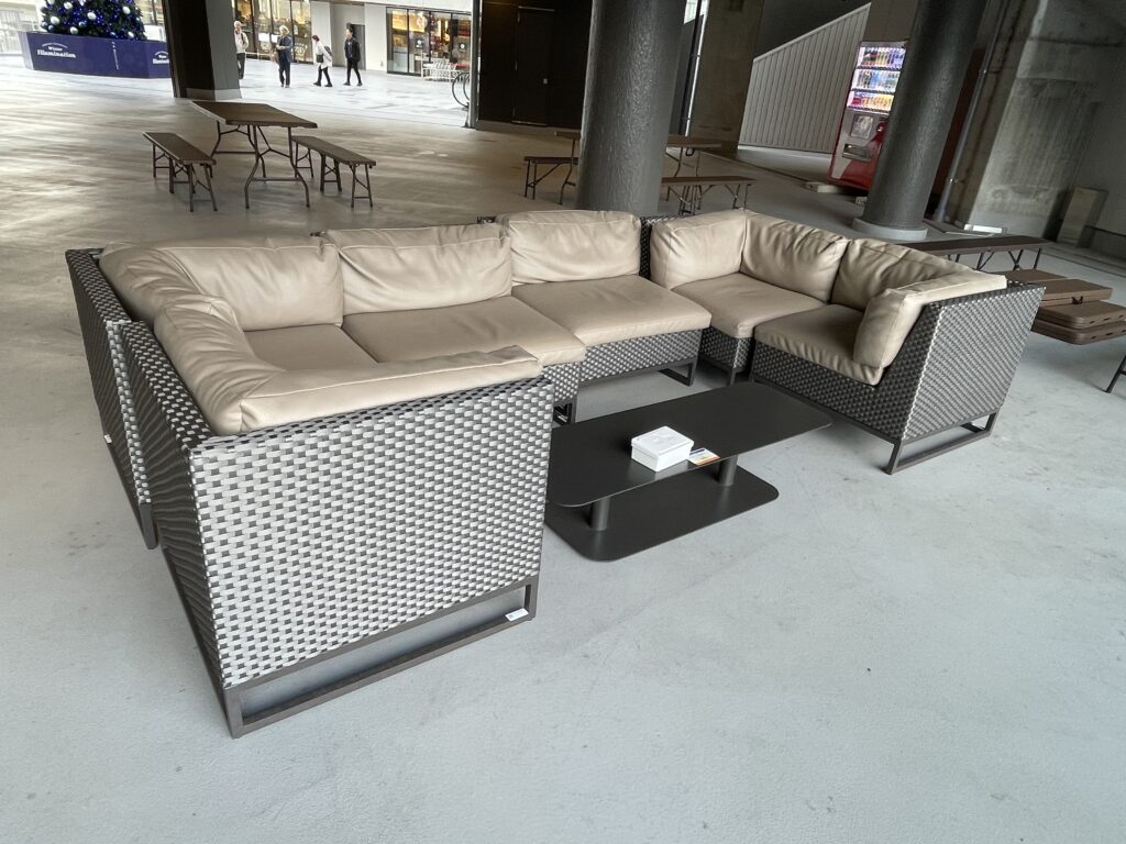 2階東側コンコースの北・中央・南にあるソファー席の画像