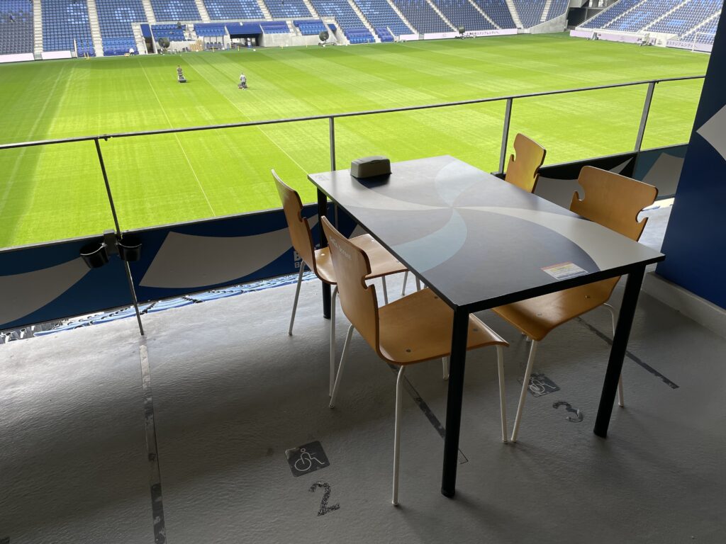 3階コンコースのテーブル席の画像