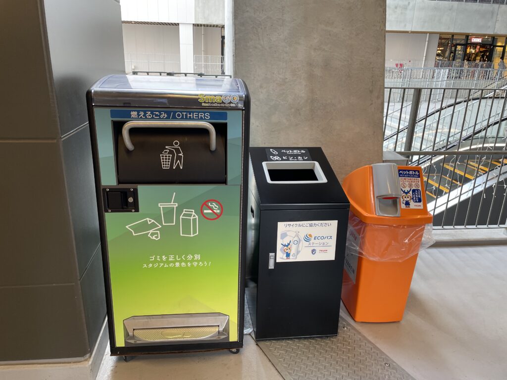 コンコースには多くのゴミ箱があるの画像