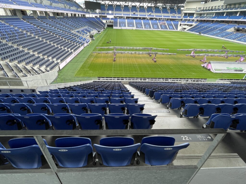 下段スタンドは自由に立ち入り可能の画像