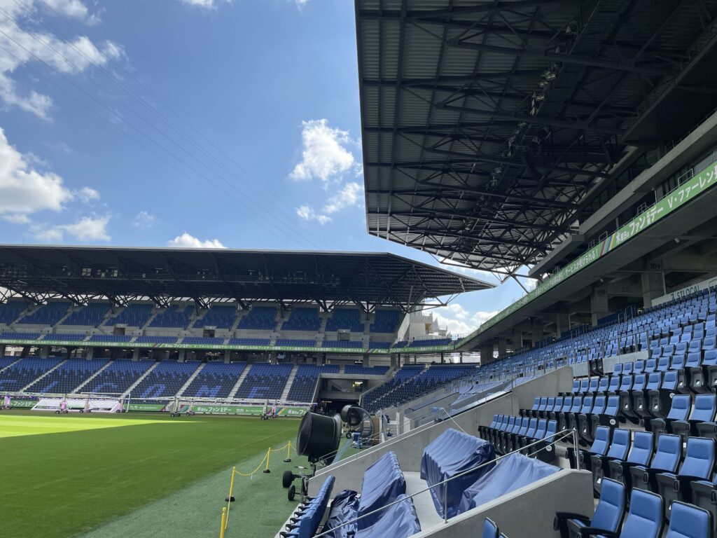 メインスタンド屋根の画像