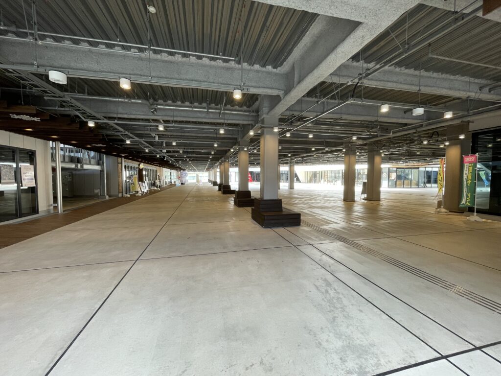 2階北側コンコース、広場の画像