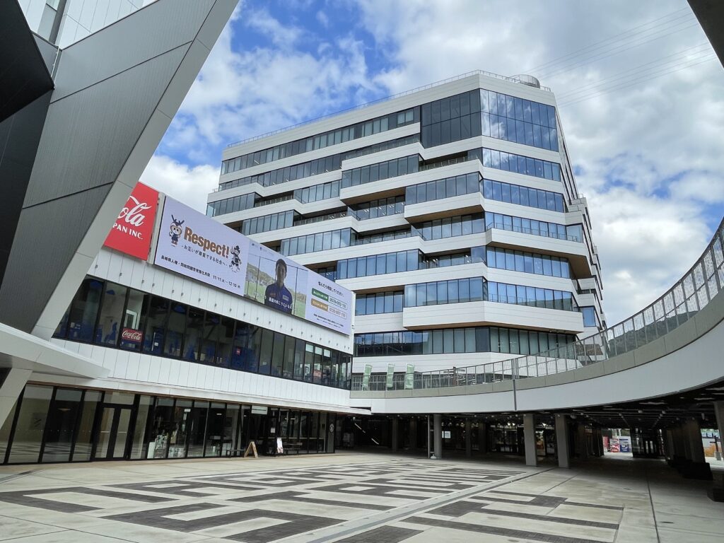 アリーナ前広場から見た「NORTH」の画像