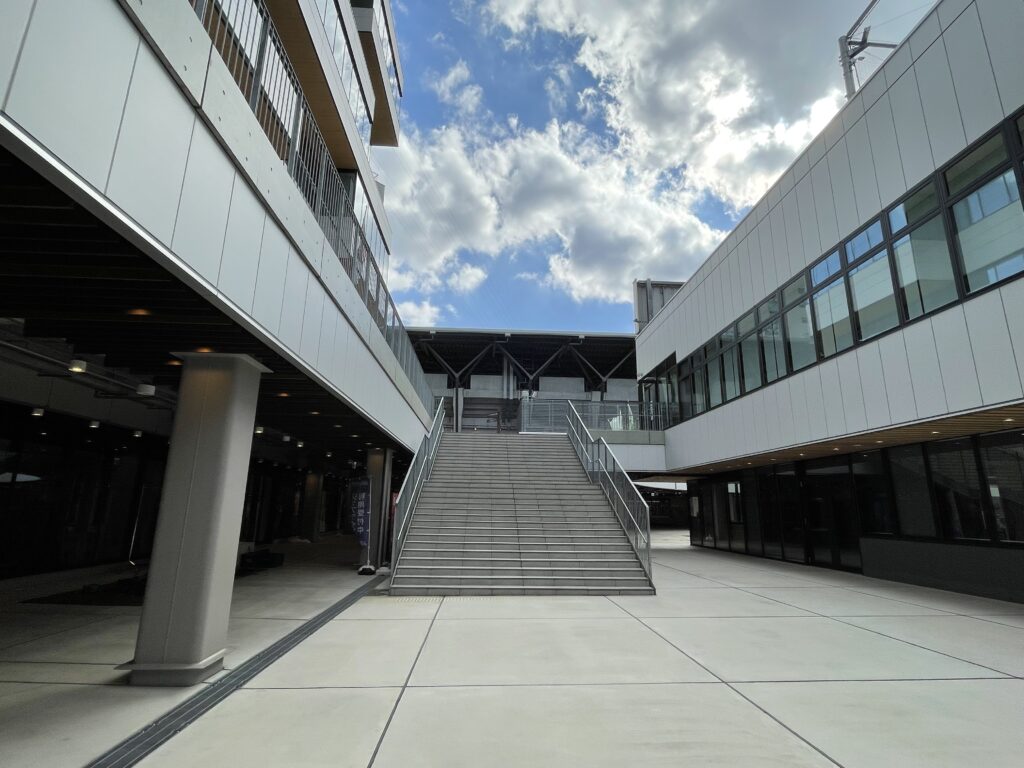 立体駐車場(北側)3階の連絡通路＝スタジアムシティ2階の画像