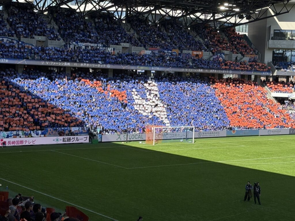 エンブレムとV・ファーレンカラーの青とオレンジの画像